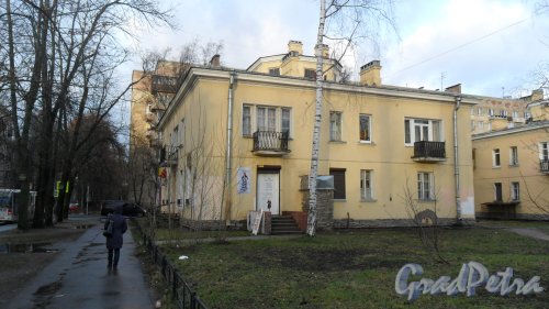 Костромской проспект, дом 27 / Скобелевский проспект, дом 12. 2-этажный жилой дом 1948 года постройки. 1 парадная. 3 квартиры. В здании расположены: магазин 