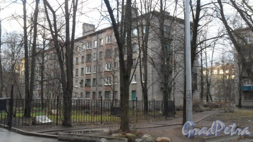 Костромской проспект, дом 31. 5-этажный жилой дом серии 1-528кп10 1960 года постройки. 4 парадные. 80 квартир. Вид дома с Ярославского проспекта. Фото 7 декабря 2015 года.