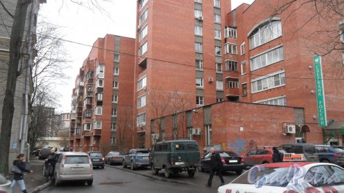Костромской проспект, дом 24. 5-7-9-этажный жилой дом 1995 года постройки. 7 парадных. 147 квартир. В здании расположены: 