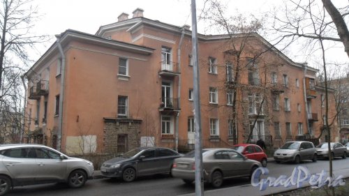 Костромской проспект, дом 17. 3-этажный жилой дом 1949 года постройки. 2 парадные. 36 квартир. Фото 11 декабря 2015 года.