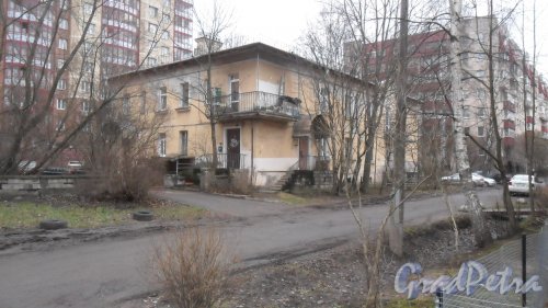 Ярославский проспект, дом 12. 2-этажный жилой дом 1950 года постройки. 8 квартир. Вид дома с Ломовской улицы. Фото 11 декабря 2015 года.
