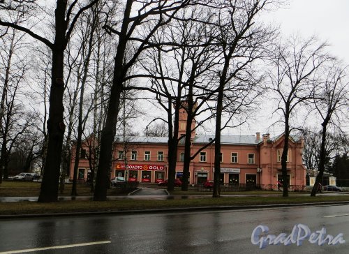 город Петергоф, Санкт-Петербургский проспект, дом 49 / Разводная улица, дом 9, литера А. Общий вид здания. Фото 7 апреля 2015 года.