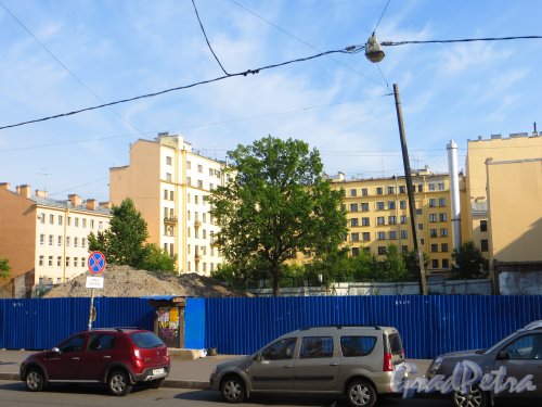 Кронверкский проспект, дом 45 / Кронверкская ул., дом 2. Вид двора здания со стороны Сытнинской улицы. Фото 21 июня 2015 года.