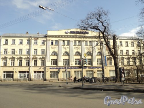 Чкаловский проспект, дом 27. Общий вид фасада здания общежития ИНЖЭКОНа. Фото 25 апреля 2011 года.