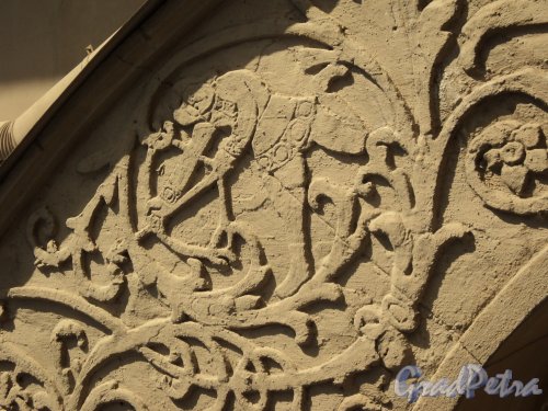 Чкаловский проспект, дом 31. Фрагмент «каменной резьбы» на фасаде жилого дома Б.Я. Купермана. Фото 25 апреля 2011 года.