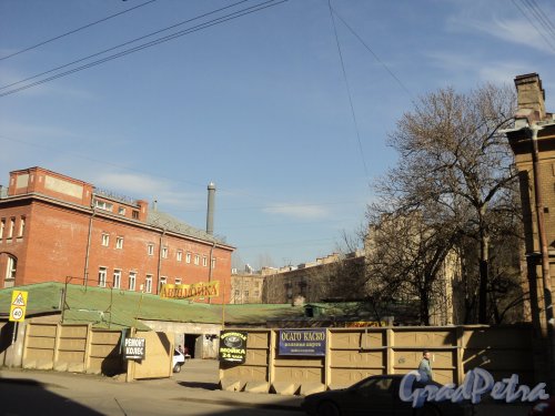 Чкаловский проспект, дом 33. Общий вид участка со стороны Чкаловского проспекта. Фото 25 апреля 2011 года. 