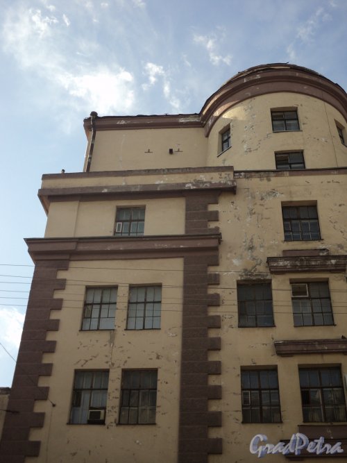 Чкаловский пр., дом 50. Левая часть лицевого фасада. Фото 25 апреля 2011 года.