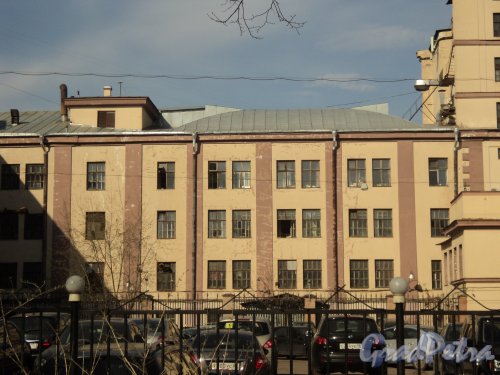 Чкаловский пр., дом 50. Внутреннее здание. Фото 25 апреля 2011 года.