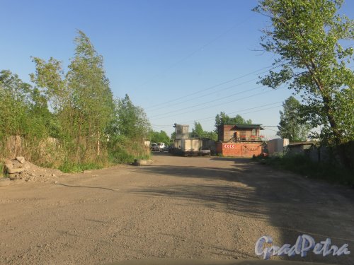 проспект Космонавтов, дом 104. Въезд на территорию Гаражно-строительного кооператива «ПО-21». Фото 7 июня 2015 года.