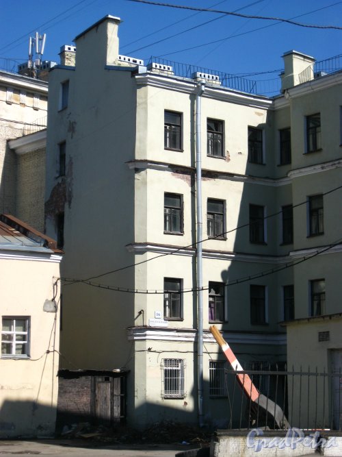 Кондратьевский проспект, дом 16/ улица Ватутина, дом 11. Вид на дворовый флигель со стороны улицы Ватутина. Фото 28 апреля 2013 года.