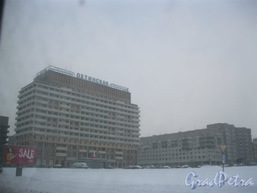 Большеохтинский пр., дом 4. Общий вид здания гостиницы «Охтинская» со Свердловской наб. Фото 15 января 2016 г.