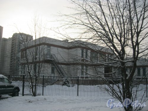 Клочков пер., дом 6, корпус 2. Вид от дома 6, корпус 1 на фрагмент здания детского сада. Фото 15 января 2016 г.