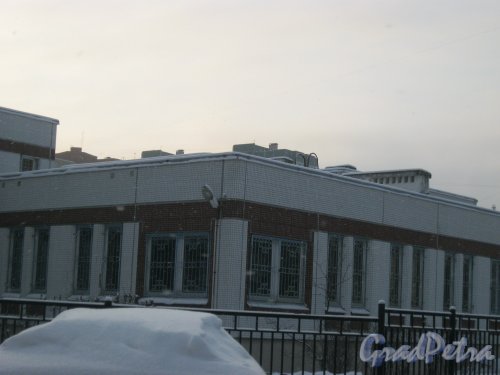 Пр. Пятилеток, дом 6, корпус 2. Вид от дома 6, корпус 1 на фрагмент здания детского сада. Фото 15 января 2016 г.