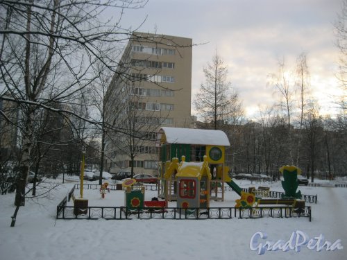 Пр. Маршала Жукова, дом 47. Детская площадка во дворе дома. Фото 19 января 2016 г.