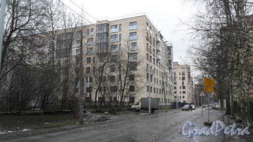 Ярославский проспект, дом 27. 8-этажный жилой дом 2013 года постройки. 5 парадных. 179 квартир. Фото 11 февраля 2016 года.