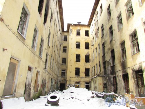 проспект Обуховской Обороны, дом 42, корпус 2, литера А. Внутренний двор в левой части расселённого здания. Фото 17 февраля 2016 года.