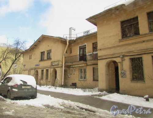 проспект Елизарова, дом 6, корпус 1, литера Б. Фасад жилого дома со стороны проспекта Елизарова. Фото 17 февраля 2016 года.