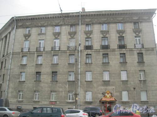 Бол. Сампсониевский пр., дом 76. Фрагмент фасада здания со стороны Кантемировской улицы. Фото 17 февраля 2016 г.