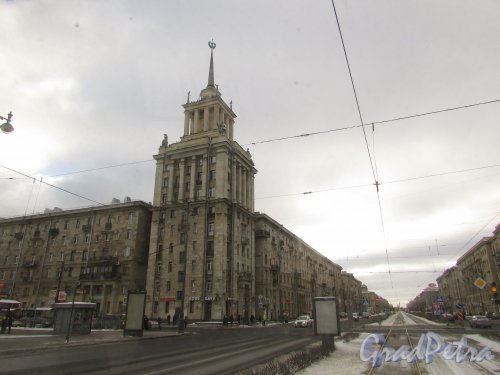 Московский проспект, дом 190 («Дом со шпилем»). Общий вид жилого дома. Фото 16 февраля 2016 года.
