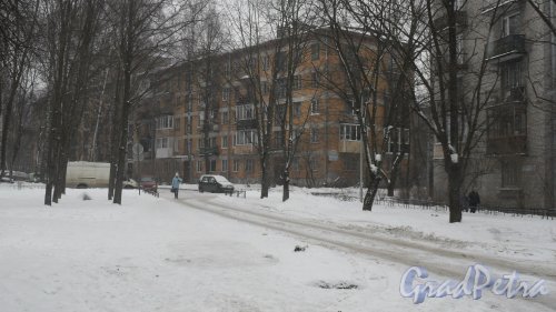 Проспект Тореза, дом 92. 5-этажный жилой дом серии 1-528кп 1961 года постройки. Вид дома с Гданьской улицы. Фото 27 февраля 2016 года.