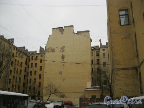 Средний пр. ВО, дом 53 (12-я линия, дом 29). Фрагмент здания со стороны двора. Фото 28 февраля 2016 г.