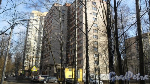 Проспект Пархоменко, дом 35 / Болотная улица, дом 7. 12-этажный жилой дом серии ш-5833/14 1967 года постройки. 2 парадные, 84 квартиры. Фото 13 марта 2016 года.