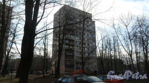 Проспект Пархоменко, дом 37. 12-этажный жилой дом серии ш-5833/14 1968 года постройки. 2 парадные, 84 квартиры. Фото 13 марта 2016 года.