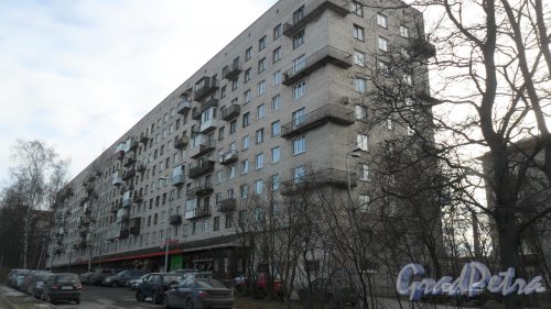 Светлановский проспект, дом 35. 9-этажный жилой дом серии 1-528кп42 1966 года постройки. 5 парадных, 248 квартир. В здании расположен супермаркет "Пятерочка". Фото 13 марта 2016 года.