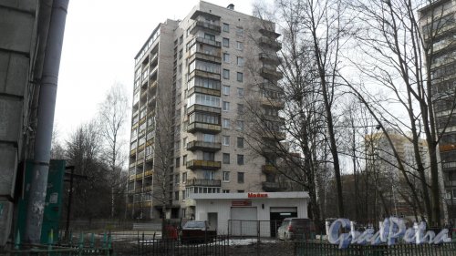 Проспект Пархоменко, дом 47. 12-этажный жилой дом серии щ-5416 1968 года постройки. 2 парадные, 84 квартиры. Фото 18 марта 2016 года.