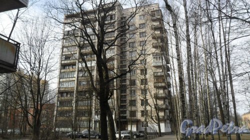 2-й Муринский проспект, дом 45, литер З. 12-этажный жилой дом серии щ-5416 1968 года постройки. 2 парадные, 84 квартиры. Фото 18 марта 2016 года.