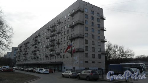Проспект Тореза, дом 32. 9-этажный жилой дом серии 1-528кп42 1971 года постройки. 5 парадных, 248 квартир. В здании расположена библиотека №1 ЦБС Выбргского района Санкт-Петербурга. Фото 18 марта 2016 года.