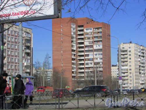 проспект Наставников, дом 8, корпус 1, литера А. Общий вид жилого дома со стороны Хасанской улицы. Фото 22 марта 2016 года.