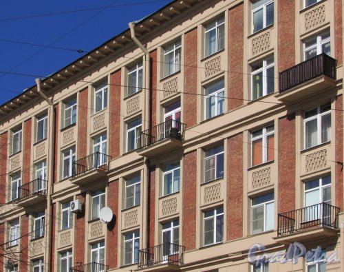 Новочеркасский проспект, дом 26 / Заневский проспект, дом 16. Фрагмент фасада, выходящего на Заневскую площадь. Фото 22 марта 2016 года.
