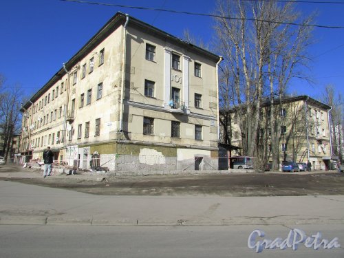 Уткин проспект, дом 13, корпус 6 (левый) и корпус 5 (правый). ОБщий вид со стороны Заневского проспекта. Фото 22 марта 2016 года.