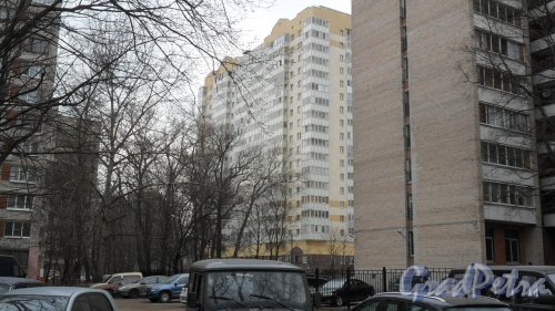 Проспект Пархоменко, дом 34. 19-этажный жилой дом 2011 года постройки. 2 парадные, 157 квартир. Фото 26 марта 2016 года.