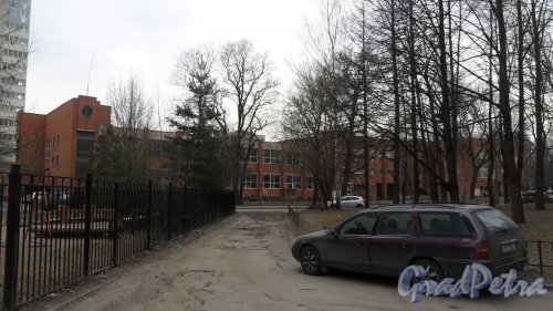 2-й Муринский проспект, дом 43. Мастерские Невского колледжа имени А. Г. Неболсина. Вид здания с проспекта Пархоменко. Фото 26 марта 2016 года.