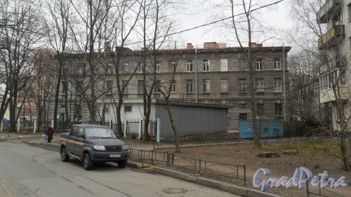 2-й Муринский проспект, дом 49. 3-этажное административное здание в стиле сталинского неоклассицизма 1955 года постройки. Вид здания с проспекта Пархоменко. Фото 26 марта 2016 года.