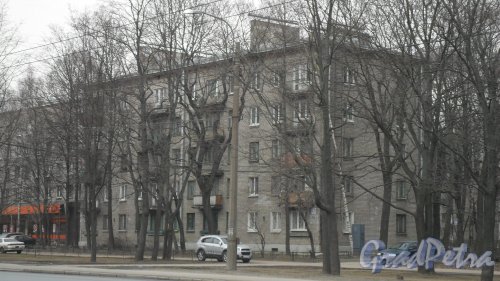 Проспект Тореза, дом 17. 5-этажный жилой дом серии 1-528кп 1961 года постройки. 2 парадные, 40 квартир. Фото 26 марта 2016 года.