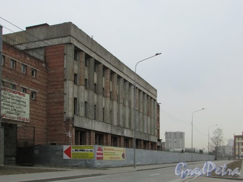 Полюстровский проспект, дом 52, корпус 2. Общий вид объекта незавершенного строительства со стороны Чугунной улицы. Фото 26 марта 2016 года.