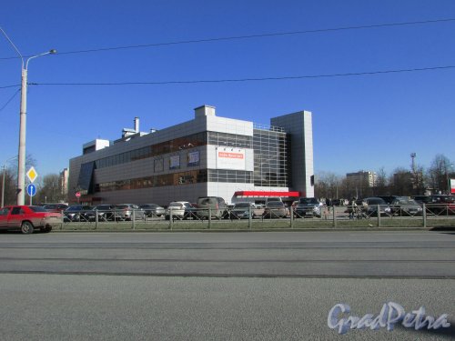 проспект Юрия Гагарина, дом 71, литера А. Общий вид торгового центра со стороны улицы Ленсовета. Фото 22 марта 2016 года.