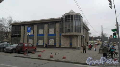 Проспект Энгельса, дом 11А. 2-этажное здание 2005 года постройки. Универсам "Народная семьЯ". Вид здания с проспекта Пархоменко. Фото 2 апреля 2016 года.