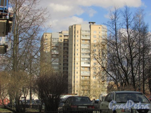 проспект Юрия Гагарина, дом 63, корпус 2, литера А. Вид жилого дома со стороны улицы Ленсовета. Фото 7 апреля 2016 года.