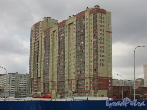 Дунайский проспект, дом 28, корпус 2, литера А. Общий вид 20-этажного жилого дома со стороны дунайского проспекта. Фото 7 апреля 2016 года.