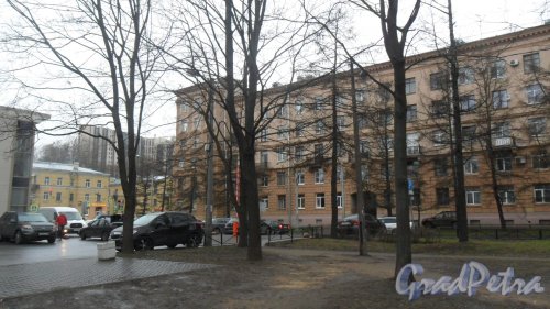 Проспект Энгельса, дом 13 / проспект Пархоменко, дом 2. 5-6-этажный жилой дом серии 1-405 не серийной конфигурации 1959 года постройки.