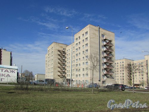 проспект Космонавтов, дом 96, корпус 2, литера А. Общий вид жилого дома со стороны Дунайского проспекта. Фото 16 апреля 2016 года.