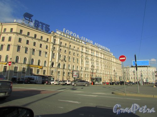 Лиговский проспект, дом 10. Общий вид здания гостиницы «Октябрьская» со стороны площади Восстания. Фото 16 апреля 2016 года.