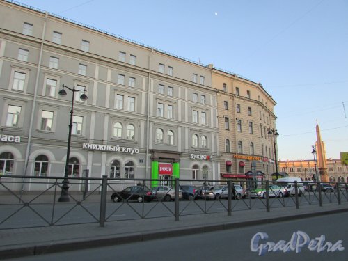 Лиговский проспект, дом 10. Угловая часть здания гостиницы «Октябрьская» со стороны Лиговского проспекта. Фото 16 апреля 2016 года.