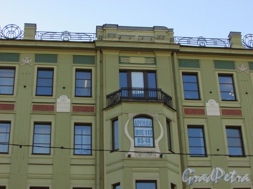 Лиговский проспект, дом 43-45, литера А. Балкон левого эркера и ограждение крыши. Фото 16 апреля 2016 года.