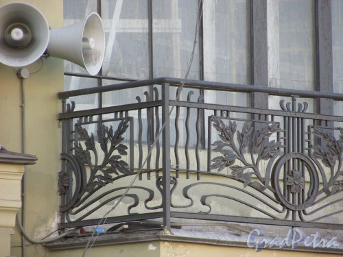 Лиговский проспект, дом 43-45, литера А. Фрагмент ограждения балкона в центральной части фасада. Фото 16 апреля 2016 года.