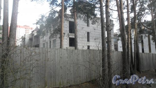 Озерковский проспект, дом 40, литер А. Строительство многоквартирного жилого дома. Фото 20 апреля 2016 года.